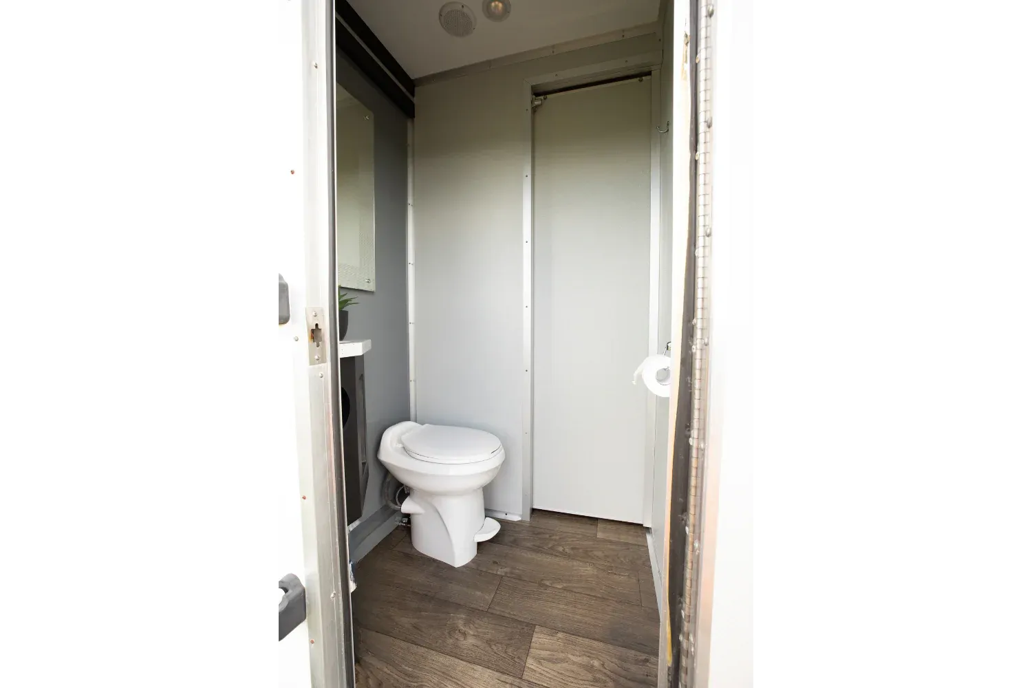 Valencia – 3 Bay Shower + Toilet, photo 5