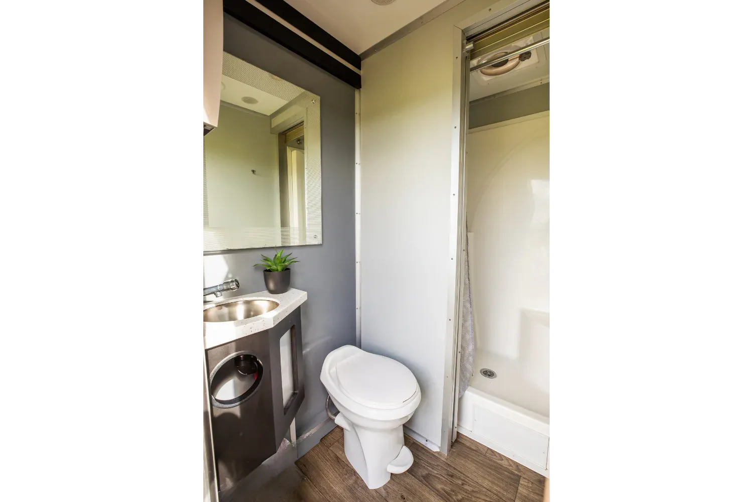 Valencia – 3 Bay Shower + Toilet, photo 4