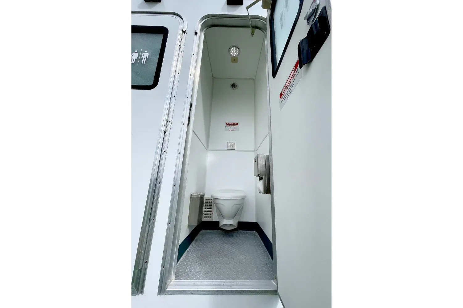 10 Bay Vacuum – Prestige Luxury Restroom Trailer, photo 4